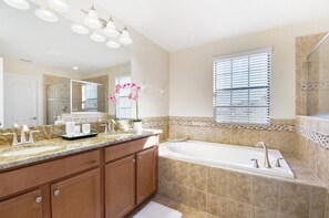 Family House, 5 Bedrooms | Bathroom | Combined shower/bathtub, towels