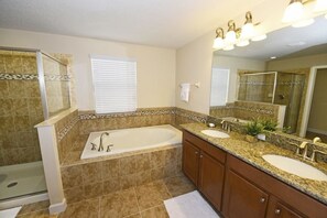 Family House, 5 Bedrooms | Bathroom | Combined shower/tub, towels