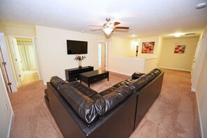 Family House, 6 Bedrooms | Living area