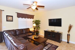 บ้านพักสำหรับครอบครัว, 6 ห้องนอน | บริเวณนั่งเล่น | เครื่องเล่นดีวีดี