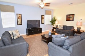 Family House, 6 Bedrooms | Living area