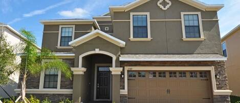 Family House, 6 Bedrooms | Property entrance