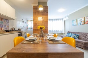 Fridge, microwave, oven, cookware/dishes/utensils - Residencial Solar Real (Gramado)