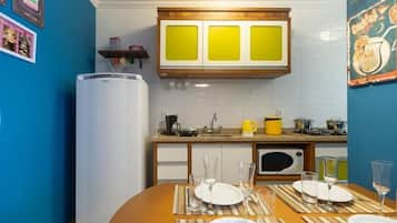 Geladeira, micro-ondas, fogão, talheres/pratos/utensílios de cozinha