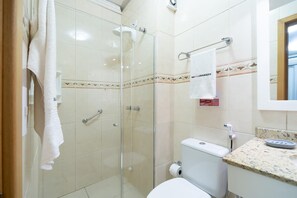 Shower, free toiletries, hair dryer, towels - Residencial Solar Real (Gramado)