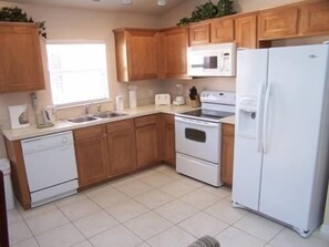 Family House, 4 Bedrooms | Private kitchen | Fridge, microwave, coffee/tea maker