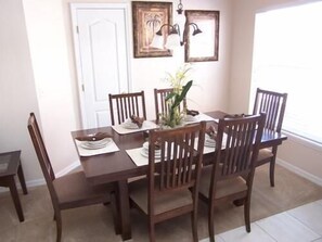 Family House, 4 Bedrooms | In-room dining