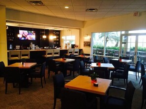 Family House, 4 Bedrooms | Restaurant