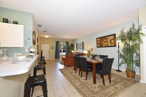 Condo familiar, 3 habitaciones | Área de sala de estar | Televisión de pantalla plana y reproductor de DVD 