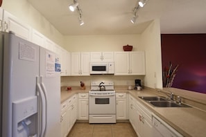 Family Condo, 3 Bedrooms | Private kitchen | Fridge, microwave, oven, stovetop - 3126 Sun Lake Condo 3 Bedroom by Florida Star (Kissimmee)