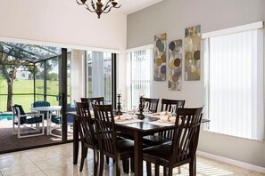 Family House, 5 Bedrooms | In-room dining