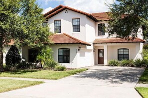 Family House, 5 Bedrooms | Front of property