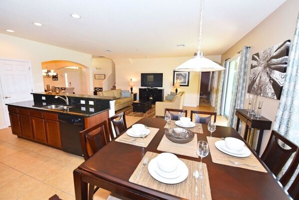 Family House, 5 Bedrooms | In-room dining