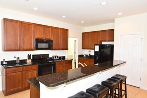 Family House, 5 Bedrooms | Private kitchen