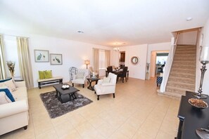 Family House, 6 Bedrooms | Living room