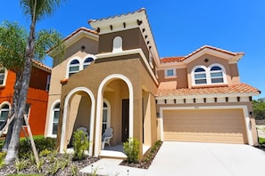 Family House, 6 Bedrooms | Front of property
