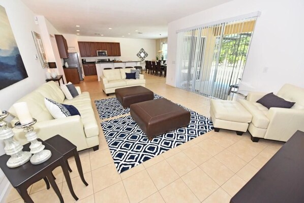 Familiehus, 6 soverom | Oppholdsområde | DVD-spiller