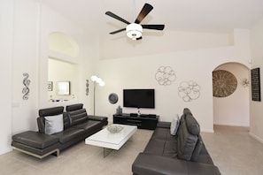 Family Townhome, 4 Bedrooms | Living area