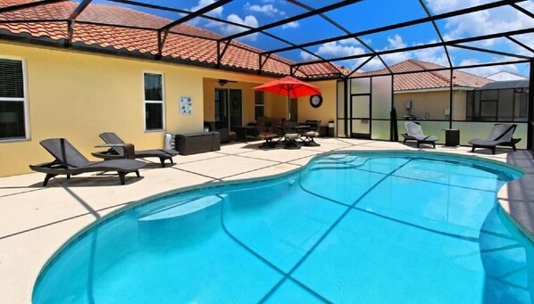 Casa de ciudad familiar, 4 habitaciones | Alberca techada | Alberca al aire libre 