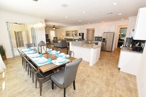 Family House, 6 Bedrooms | In-room dining