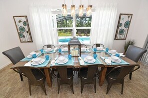Family House, 6 Bedrooms | In-room dining