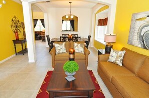 Casa familiar, 6 habitaciones | Sala de estar | Reproductor de DVD 