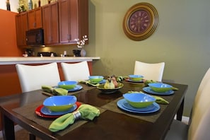 Family House, 4 Bedrooms | In-room dining