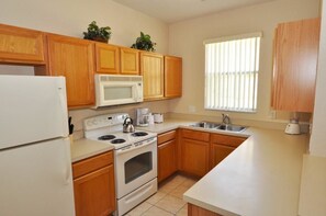 Family Townhome, 4 Bedrooms | Private kitchen