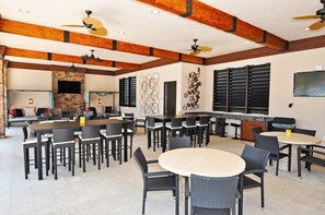 Family House, 5 Bedrooms | Restaurant