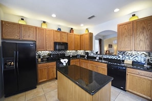 Family House, 6 Bedrooms | Private kitchen