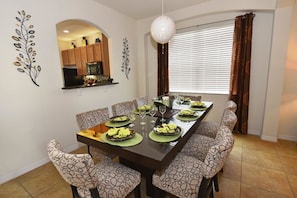 Maison Familiale, 6 chambres | Cuisine privée | Réfrigérateur, micro-ondes, cafetière/bouilloire