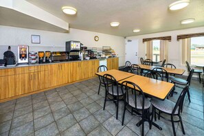 Café da manhã completo grátis todos os dias