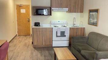 Suite, 1 queensize bed, niet-roken (Efficiency, Upgrade) | Privékeuken