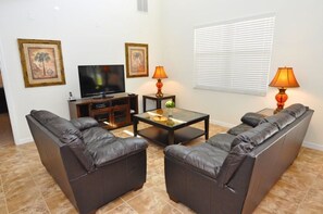 패밀리 하우스, 침실 5개 | 거실 공간 | DVD 플레이어