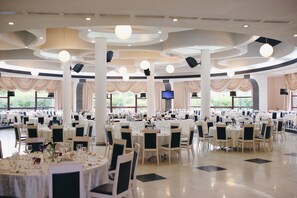 Daily buffet breakfast (RON 35 per person)