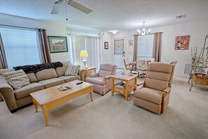 Maison, 2 chambres | Coin séjour | Télévision de 50 pouces avec chaînes par câble