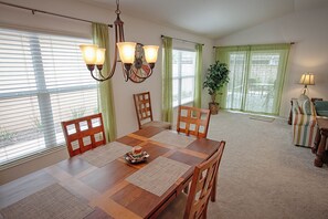 House, 3 Bedrooms | In-room dining