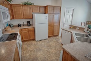 House, 3 Bedrooms | Private kitchen