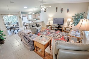 บ้านพัก, 2 ห้องนอน | บริเวณนั่งเล่น | ทีวี 50 นิ้ว พร้อมช่องเคเบิล