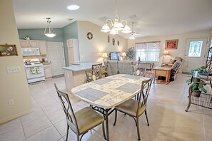 Ferienhaus, 2 Schlafzimmer | Essbereich im Zimmer