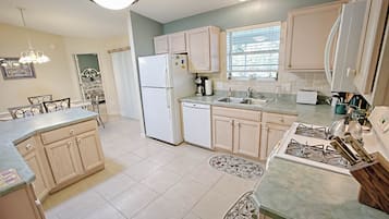 House, 2 Bedrooms | Private kitchen | Fridge, microwave, oven, stovetop