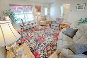 บ้านพัก, 2 ห้องนอน | บริเวณนั่งเล่น | ทีวี 50 นิ้ว พร้อมช่องเคเบิล