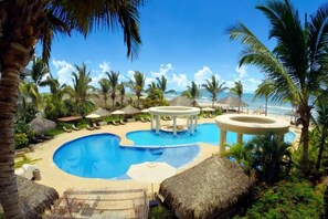 Outdoor pool, pool umbrellas, pool loungers - Quintas del Mar II (Mazatlán)