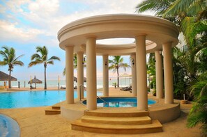 Outdoor spa tub - Quintas del Mar II (Mazatlán)
