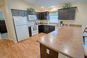 House, 3 Bedrooms | Private kitchen | Fridge, microwave, oven, stovetop