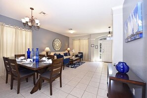 Family House, 6 Bedrooms | In-room dining