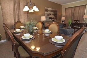 Maison Familiale, 6 chambres | Cuisine privée | Réfrigérateur, micro-ondes, four, plaque de cuisson