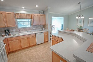 House, 3 Bedrooms | Private kitchen