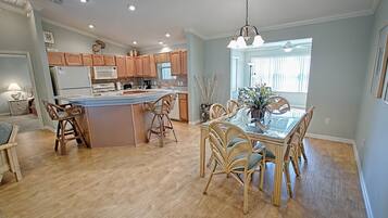 House, 3 Bedrooms | In-room dining