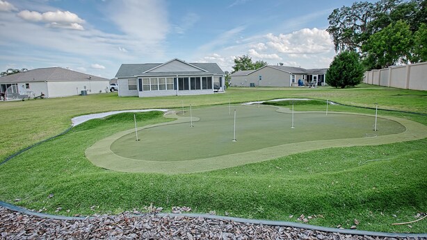 Un quartier résidentiel doté d’une pelouse bien entretenue et d’un terrain de golf.